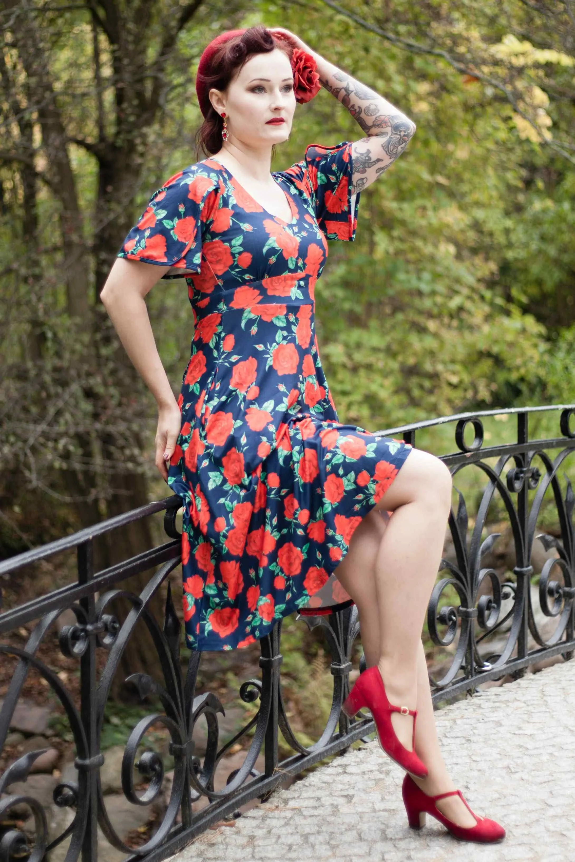 Janice Sleeved Tea Dress in Navy Blue/Red Rose Print